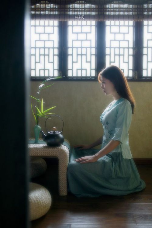 艾伦·汉森在利物浦英超夺冠庆典中担任颁奖嘉宾,球星艾伦